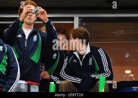 Le Prince Harry et le Prince William assistent à la finale de la coupe du monde de rugby 2007 de l'IRB, Angleterre contre Afrique du Sud, au Stade de France à Saint-Denis près de Paris, France, le 20 octobre 2007. Photo de Gouhier-Morton-Taamallah/Cameleon/ABACAPRESS.COM Banque D'Images