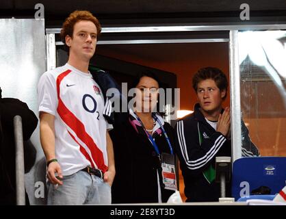 Le Prince Harry et son ami assistent à la finale de la coupe du monde de rugby 2007 de l'IRB, Angleterre contre Afrique du Sud, au Stade de France à Saint-Denis près de Paris, France, le 20 octobre 2007. Photo de Gouhier-Morton-Taamallah/Cameleon/ABACAPRESS.COM Banque D'Images