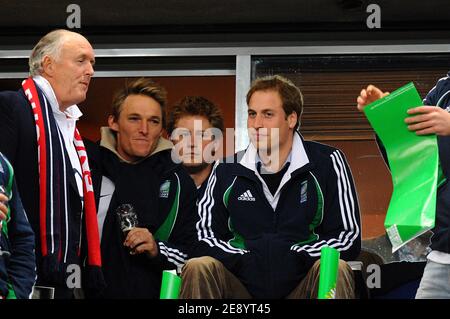 Le Prince Harry et le Prince William assistent à la finale de la coupe du monde de rugby 2007 de l'IRB, Angleterre contre Afrique du Sud, au Stade de France à Saint-Denis près de Paris, France, le 20 octobre 2007. Photo de Gouhier-Morton-Taamallah/Cameleon/ABACAPRESS.COM Banque D'Images