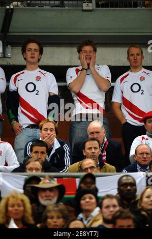 Le Prince Harry et le Prince William assistent à la finale de la coupe du monde de rugby 2007 de l'IRB, Angleterre contre Afrique du Sud, au Stade de France à Saint-Denis près de Paris, France, le 20 octobre 2007. Photo de Gouhier-Morton-Taamallah/Cameleon/ABACAPRESS.COM Banque D'Images