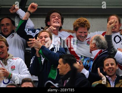 Le Prince Harry et le Prince William assistent à la finale de la coupe du monde de rugby 2007 de l'IRB, Angleterre contre Afrique du Sud, au Stade de France à Saint-Denis près de Paris, France, le 20 octobre 2007. Photo de Gouhier-Morton-Taamallah/Cameleon/ABACAPRESS.COM Banque D'Images