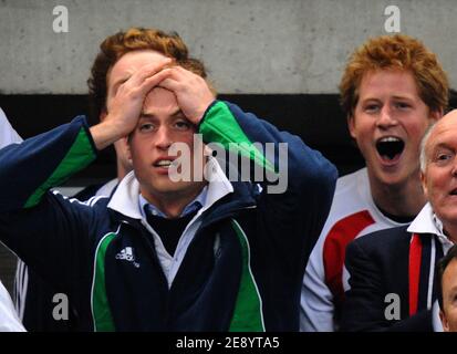 Le Prince Harry et le Prince William assistent à la finale de la coupe du monde de rugby 2007 de l'IRB, Angleterre contre Afrique du Sud, au Stade de France à Saint-Denis près de Paris, France, le 20 octobre 2007. Photo de Gouhier-Morton-Taamallah/Cameleon/ABACAPRESS.COM Banque D'Images