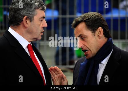 Le président français Nicolas Sarkozy s'est exprimé avec le Premier ministre d'Angleterre Gordon Brown dans le stand à la fin de la finale de la coupe du monde de rugby 2007 de l'IRB, l'Angleterre contre l'Afrique du Sud au Stade de France à Saint-Denis près de Paris, France, le 20 octobre 2007. Photo de Gouhier-Morton-Taamallah/Cameleon/ABACAPRESS.COM Banque D'Images