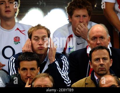 Le Prince Harry et le Prince William assistent à la finale de la coupe du monde de rugby 2007 de l'IRB, Angleterre contre Afrique du Sud, au Stade de France à Saint-Denis près de Paris, France, le 20 octobre 2007. Photo de Gouhier-Morton-Taamallah/Cameleon/ABACAPRESS.COM Banque D'Images