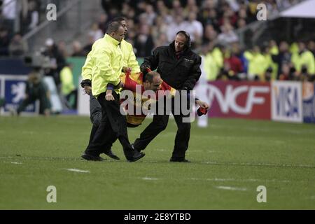 Les officiels s'empare d'un spectateur qui est entré sur le terrain lors de la finale de la coupe du monde de rugby 2007 de l'IRB, Angleterre contre Afrique du Sud, au Stade de France à Saint-Denis près de Paris, France, le 20 octobre 2007. Photo de Gouhier-Morton-Taamallah/Cameleon/ABACAPRESS.COM Banque D'Images