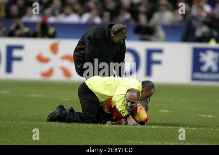 Les officiels s'empare d'un spectateur qui est entré sur le terrain lors de la finale de la coupe du monde de rugby 2007 de l'IRB, Angleterre contre Afrique du Sud, au Stade de France à Saint-Denis près de Paris, France, le 20 octobre 2007. Photo de Gouhier-Morton-Taamallah/Cameleon/ABACAPRESS.COM Banque D'Images