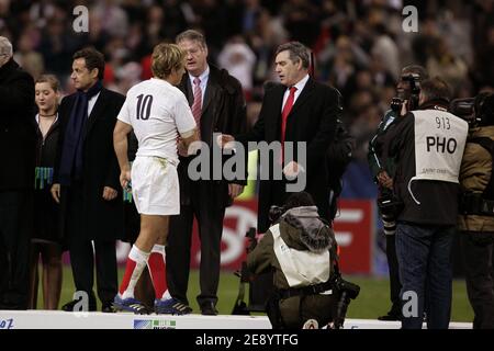 Jonny Wilkinson, de l'Angleterre, et Gordon Brown, Premier ministre, à la fin de la finale de la coupe du monde de rugby 2007 de l'IRB, Angleterre contre Afrique du Sud, au Stade de France à Saint-Denis près de Paris, en France, le 20 octobre 2007. Photo de Gouhier-Morton-Taamallah/Cameleon/ABACAPRESS.COM Banque D'Images