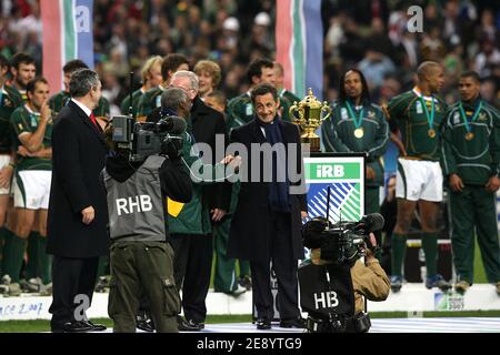 Le président français Nicolas Sarkozy et le président sud-africain Thabo Mbeki à la fin de la finale de la coupe du monde de rugby 2007 de l'IRB, l'Angleterre contre l'Afrique du Sud au Stade de France à Saint-Denis près de Paris, en France, le 20 octobre 2007. Photo de Gouhier-Morton-Taamallah/Cameleon/ABACAPRESS.COM Banque D'Images