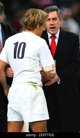 Jonny Wilkinson, de l'Angleterre, et Gordon Brown, Premier ministre, à la fin de la finale de la coupe du monde de rugby 2007 de l'IRB, Angleterre contre Afrique du Sud, au Stade de France à Saint-Denis près de Paris, en France, le 20 octobre 2007. Photo de Gouhier-Morton-Taamallah/Cameleon/ABACAPRESS.COM Banque D'Images