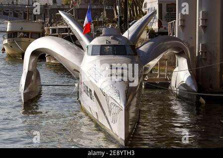 Le bateau Earthrace arrive à Paris, en France, le 20 octobre 2007. Le projet Earthrace prévoit actuellement de visiter jusqu'à 40 villes européennes au cours d'une prochaine visite promotionnelle. Le point de vue de la visite est un bateau révolutionnaire et spectaculaire, alimenté par le biodiesel, appelé simplement Earthrace. Earthrace a été construit pour tenter de battre le record mondial de la navigation de contournement du globe par un bateau de moteur. Earthrace a commencé sa tentative record le 7 avril de San Diego, Californie avec l'objectif de terminer à San Diego le ou avant le 21 juin 2007 pour briser le record de 75 jours fixé par le bateau britannique Cable Banque D'Images