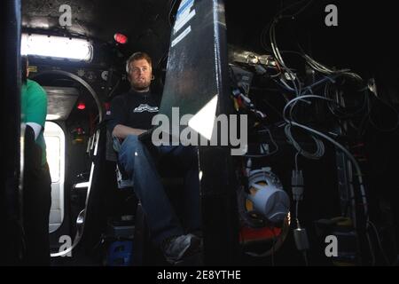 Adan Carlson pose sur le bateau Earthrace à Paris, France, le 20 octobre 2007. Le projet Earthrace prévoit actuellement de visiter jusqu'à 40 villes européennes au cours d'une prochaine visite promotionnelle. Le point de vue de la visite est un bateau révolutionnaire et spectaculaire, alimenté par le biodiesel, appelé simplement Earthrace. Earthrace a été construit pour tenter de battre le record mondial de la navigation de contournement du globe par un bateau de moteur. Earthrace a commencé sa tentative record le 7 avril de San Diego, Californie avec l'objectif de terminer à San Diego le ou avant le 21 juin 2007 pour briser le record de 75 jours fixé par le Banque D'Images