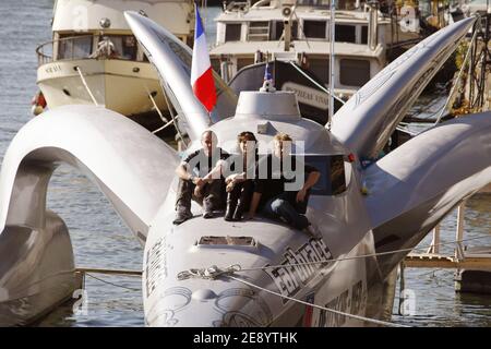 Peter Bethune, Fiona Clark, Adan Carlson posent sur le bateau Earthrace à Paris, France, le 20 octobre 2007. Le projet Earthrace prévoit actuellement de visiter jusqu'à 40 villes européennes au cours d'une prochaine visite promotionnelle. Le point de vue de la visite est un bateau révolutionnaire et spectaculaire, alimenté par le biodiesel, appelé simplement Earthrace. Earthrace a été construit pour tenter de battre le record mondial de la navigation de contournement du globe par un bateau de moteur. Earthrace a commencé sa tentative record le 7 avril de San Diego, Californie avec l'objectif de terminer à San Diego le ou avant le 21 juin 2007 pour briser la re Banque D'Images