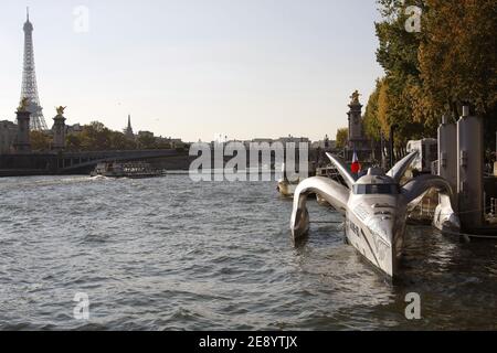 Le bateau Earthrace arrive à Paris, en France, le 20 octobre 2007. Le projet Earthrace prévoit actuellement de visiter jusqu'à 40 villes européennes au cours d'une prochaine visite promotionnelle. Le point de vue de la visite est un bateau révolutionnaire et spectaculaire, alimenté par le biodiesel, appelé simplement Earthrace. Earthrace a été construit pour tenter de battre le record mondial de la navigation de contournement du globe par un bateau de moteur. Earthrace a commencé sa tentative record le 7 avril de San Diego, Californie avec l'objectif de terminer à San Diego le ou avant le 21 juin 2007 pour briser le record de 75 jours fixé par le bateau britannique Cable Banque D'Images