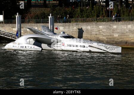 Le bateau Earthrace arrive à Paris, en France, le 20 octobre 2007. Le projet Earthrace prévoit actuellement de visiter jusqu'à 40 villes européennes au cours d'une prochaine visite promotionnelle. Le point de vue de la visite est un bateau révolutionnaire et spectaculaire, alimenté par le biodiesel, appelé simplement Earthrace. Earthrace a été construit pour tenter de battre le record mondial de la navigation de contournement du globe par un bateau de moteur. Earthrace a commencé sa tentative record le 7 avril de San Diego, Californie avec l'objectif de terminer à San Diego le ou avant le 21 juin 2007 pour briser le record de 75 jours fixé par le bateau britannique Cable Banque D'Images