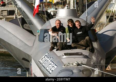 Peter Bethune, Fiona Clark, Adan Carlson posent sur le bateau Earthrace à Paris, France, le 20 octobre 2007. Le projet Earthrace prévoit actuellement de visiter jusqu'à 40 villes européennes au cours d'une prochaine visite promotionnelle. Le point de vue de la visite est un bateau révolutionnaire et spectaculaire, alimenté par le biodiesel, appelé simplement Earthrace. Earthrace a été construit pour tenter de battre le record mondial de la navigation de contournement du globe par un bateau de moteur. Earthrace a commencé sa tentative record le 7 avril de San Diego, Californie avec l'objectif de terminer à San Diego le ou avant le 21 juin 2007 pour briser la re Banque D'Images