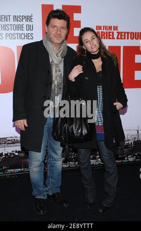 Vanessa Demouy et son mari Philippe Lellouche posent pour des photos lors de la première de 'le Dernier Gang' qui s'est tenue au théâtre UGC Normandie à Paris, en France, le 22 octobre 2007. Photo de Nicolas Khayat/ABACAPRESS.COM Banque D'Images