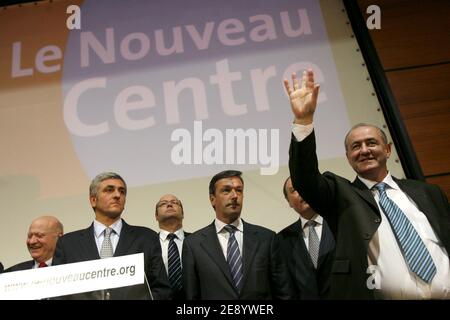 Herve Morin, François Sauvadet, André Santini, Philippe Vigier, Maurice Leroy assistent à la cérémonie inaugurale du quartier général du parti « Nouveau centre » à Paris, en France, le 23 octobre 2007. Photo de Corentin Fohlen/ABACAPRESS.COM Banque D'Images