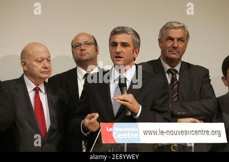 Andre Santini, Francis Vercamer, Herve Morin et François Sauvadet assistent à la cérémonie inaugurale du siège du parti « Nouveau centre » à Paris, en France, le 23 octobre 2007. Photo de Corentin Fohlen/ABACAPRESS.COM Banque D'Images