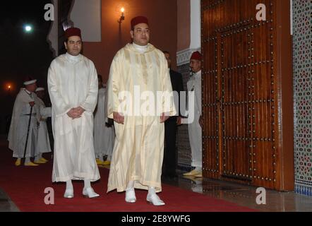 Sa Majesté le Roi Mohammed VI du Maroc et le Prince Moulay Rachid assistent au dîner officiel au Palais Royal de Marrakech, au Maroc, le 23 octobre 2007. Photo de Christophe Guibbbaud/ABACAPRESS.COM Banque D'Images