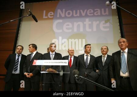 Jean-Christophe Lagarde, Herve Morin, André Santini, Philippe Vigier, Maurice Leroy assistent à la cérémonie inaugurale du quartier général du parti « Nouveau centre » à Paris, France, le 23 octobre 2007. Photo de Corentin Fohlen/ABACAPRESS.COM Banque D'Images