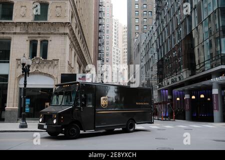 CHICAGO, ILLINOIS - NOVEMBRE 2019 : une camionnette UPS qui traverse le centre-ville de Chicago. Banque D'Images