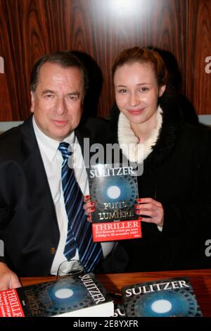 L'écrivain Paul-Loup Sulitzer lance son nouveau livre « puits de lumière » à côté de sa petite amie Eva Kowalewska, qui s'est tenue à l'hôtel « le Placide » à Paris, en France, le 25 octobre 2007. Photo par Leo/ABACAPRESS.COM Banque D'Images