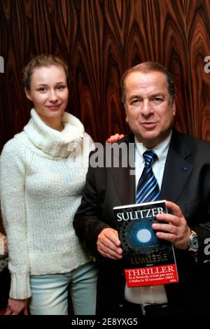 L'écrivain Paul-Loup Sulitzer lance son nouveau livre « puits de lumière » à côté de sa petite amie Eva Kowalewska, qui s'est tenue à l'hôtel « le Placide » à Paris, en France, le 25 octobre 2007. Photo par Leo/ABACAPRESS.COM Banque D'Images