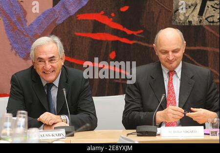 Dominique Strauss-Kahn, ancien ministre de l’économie, et Didier Migaud, membre de la commission financière du Parlement européen, lors d’une audition sur EADS à l’Assemblée nationale à Paris, en France, le 26 octobre 2007. Une association française d'actionnaires activistes de l'espace européen de défense aéronautique a intenté des poursuites contre l'institution financière contrôlée par l'État Caisse des dépôts et Consignations et l'ancien ministre des Finances du pays, Thierry Breton, les accusant de s'impliquer dans le délit d'initié des actions EADS. Photo de Mousse/ABACAPRESS.COM Banque D'Images