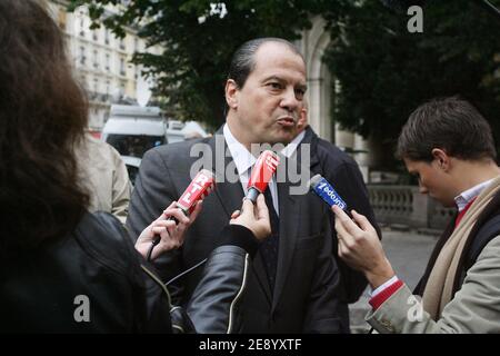 Jean-Christophe Cambadelis s'adresse aux médias lorsqu'il arrive au Conseil national du Parti socialiste, qui s'est tenu à la Mutualite à Paris, en France, le 27 octobre 2007. Photo de Mousse/ABACAPRESS.COM Banque D'Images