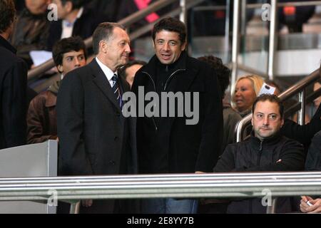 Le chanteur français Patrick Bruel et le président de Lyon Jean-Michel Aulas lors du Championnat de France , PSG vs Lyonnais olympique au stade du Parc des Princes à Paris, France, le 28 octobre 2007. Lyon a gagné 3-2. Photo de Mehdi Taamallah/Cameleon/ABACAPRESS.COM Banque D'Images