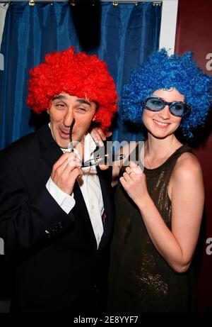 Elie Semoun et sa petite amie Juliette assistent à la fête de lancement de son nouveau DVD 'Elie annonce Semoun' qui s'est tenu à la Villa à Paris, en France, le 29 octobre 2007. Photo de Denis Guignebourg/ABACAPRESS.COM Banque D'Images