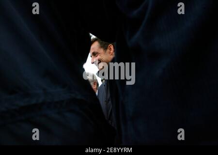 Le président français Nicolas Sarkozy visite le sanctuaire ornithologique des Biguglia lors d'une excursion de deux jours sur l'île française méditerranéenne de Corse le 30 octobre 2007. Photo de Mehdi Taamallah/ABACAPRESS.COM Banque D'Images