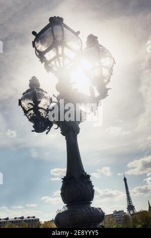 Lanterne sur le troisième pont d'Alexandre à Paris Banque D'Images