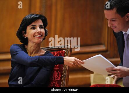 La ministre de la Justice Rachida Dati parle avec le porte-parole du ministre de la Justice Guillaume Didier lors de la cérémonie d'ouverture du 51ème Congrès international des avocats, dans l'amphithéâtre de la grande Sorbonne de l'Université de Paris, le 31 octobre 2007. Photo de Christophe Guibbbaud/ABACAPRESS.COM Banque D'Images