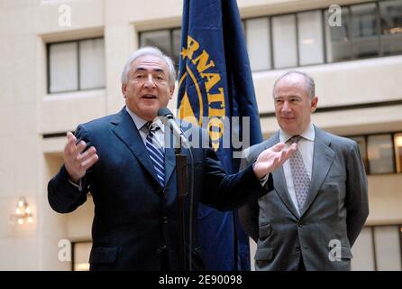 Le directeur général sortant du Fonds monétaire international (FMI) Rodrigo de Rato (R) salue le directeur général entrant du FMI Dominique Strauss-Kahn (L) lorsqu'il arrive pour la première journée au siège du FMI à Washington, DC, USA, le 1er novembre 2007. Photo par Olivier Douliery/ABACAPRESS.COM Banque D'Images