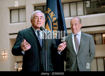 Le directeur général sortant du Fonds monétaire international (FMI) Rodrigo de Rato (R) salue le directeur général entrant du FMI Dominique Strauss-Kahn (L) lorsqu'il arrive pour la première journée au siège du FMI à Washington, DC, USA, le 1er novembre 2007. Photo par Olivier Douliery/ABACAPRESS.COM Banque D'Images