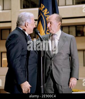 Le directeur général sortant du Fonds monétaire international (FMI) Rodrigo de Rato (R) salue le directeur général entrant du FMI Dominique Strauss-Kahn (L) lorsqu'il arrive pour la première journée au siège du FMI à Washington, DC, USA, le 1er novembre 2007. Photo par Olivier Douliery/ABACAPRESS.COM Banque D'Images