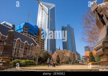 Une vue horizontale des immeubles de bureaux modernes et des nouvelles constructions dans le centre-ville de Charlotte, en Caroline du Nord, vue du Green, un petit parc urbain. Banque D'Images