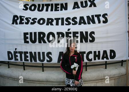 Quelques dizaines de personnes manifestent dans la ville sud française de Marseille, France, le 3 novembre 2007, en soutien aux membres de l'organisation caritative française Zoe's Ark qui sont détenus au Tchad. Dix-sept Européens et quatre Chadiens sont condamnés à une peine de travail forcé au Tchad pour enlèvement et extorsion après une tentative de vol de 103 enfants du Tchad vers la France. Photo de Philippe Laurenson/ABACAPRESS.COM Banque D'Images