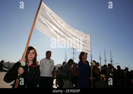 Quelques dizaines de personnes manifestent dans la ville sud française de Marseille, France, le 3 novembre 2007, en soutien aux membres de l'organisation caritative française Zoe's Ark qui sont détenus au Tchad. Dix-sept Européens et quatre Chadiens sont condamnés à une peine de travail forcé au Tchad pour enlèvement et extorsion après une tentative de vol de 103 enfants du Tchad vers la France. Photo de Philippe Laurenson/ABACAPRESS.COM Banque D'Images