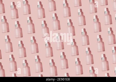 Motif bouteille compte-gouttes sur fond rose pêche avec la casquette blanche fond minimal Banque D'Images