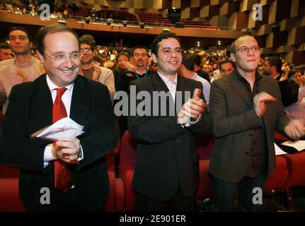 Le chef du parti socialiste François Hollande, Razzy Hammadi et Antoine Detourne assistent au 8ème Congrès du MJS, 'mouvement des jeunes Socialistes', à Saint-Médard-en-Jalles, près de Bordeaux, le 4 novembre 2007. Le président nouvellement élu, Antoine Detourne, remplace Razzy Hammadi. Photo de Patrick Bernard/ABACAPRESS.COM Banque D'Images