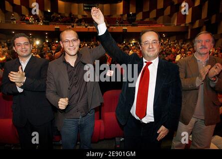 Razzy Hammadi, Antoine Detourne et le dirigeant du parti socialiste François Hollande assistent au 8ème Congrès du MJS, 'mouvement des jeunes Socialistes', à Saint-Medard-en-Jalles, près de Bordeaux, France, le 4 novembre 2007. Le président nouvellement élu, Antoine Detourne, remplace Razzy Hammadi. Photo de Patrick Bernard/ABACAPRESS.COM Banque D'Images