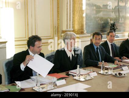 Luc Chatel, Christine Lagarde, Nicolas Sarkozy et Claude Guant assistent à une réunion avec des détaillants d'épicerie à l'Elysée Palace à Paris, France, le 5 novembre 2007. Photo de Gilles Rolle/pool/ABACAPRESS.COM Banque D'Images