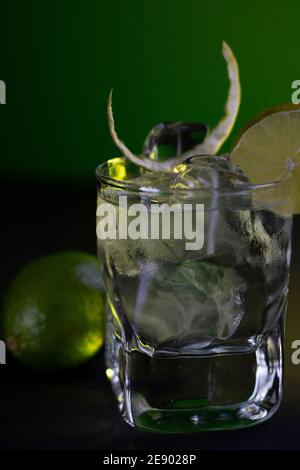 Décoration de cocktail verte avec citron vert. Cocktail encore vie Banque D'Images
