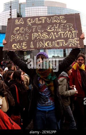 Les étudiants français criaient des slogans lors d'une manifestation contre les réformes universitaires à Paris, France, le 8 novembre 2007. Les étudiants de plus d'une douzaine de campus en France ont protesté contre une nouvelle loi qui, selon eux, donnerait trop d'importance aux grandes entreprises dans la gestion des universités. Jusqu'à 3,000 étudiants portant des banderoles portant la mention « nos facultés sont ouvertes aux enfants des travailleurs et fermées aux intérêts privés » ont défilé dans la ville occidentale de Rennes, tandis que des manifestations ont également eu lieu à Toulouse, Nanterre, Paris et à Perpignan, Pau, Grenoble, Montpellier et Caen. Photo de Mehdi Taamallah/ABACAPR Banque D'Images