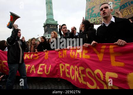 Les étudiants français criaient des slogans lors d'une manifestation contre les réformes universitaires à Paris, France, le 8 novembre 2007. Les étudiants de plus d'une douzaine de campus en France ont protesté contre une nouvelle loi qui, selon eux, donnerait trop d'importance aux grandes entreprises dans la gestion des universités. Jusqu'à 3,000 étudiants portant des banderoles portant la mention « nos facultés sont ouvertes aux enfants des travailleurs et fermées aux intérêts privés » ont défilé dans la ville occidentale de Rennes, tandis que des manifestations ont également eu lieu à Toulouse, Nanterre, Paris et à Perpignan, Pau, Grenoble, Montpellier et Caen. Photo de Mehdi Taamallah/ABACAPR Banque D'Images