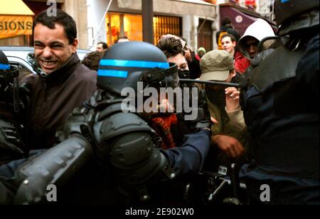 Les étudiants français criaient des slogans lors d'une manifestation contre les réformes universitaires à Paris, France, le 8 novembre 2007. Les étudiants de plus d'une douzaine de campus en France ont protesté contre une nouvelle loi qui, selon eux, donnerait trop d'importance aux grandes entreprises dans la gestion des universités. Jusqu'à 3,000 étudiants portant des banderoles portant la mention « nos facultés sont ouvertes aux enfants des travailleurs et fermées aux intérêts privés » ont défilé dans la ville occidentale de Rennes, tandis que des manifestations ont également eu lieu à Toulouse, Nanterre, Paris et à Perpignan, Pau, Grenoble, Montpellier et Caen. Photo de Mehdi Taamallah/ABACAPR Banque D'Images