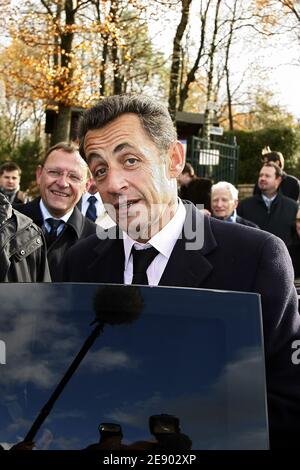 Le président Nicolas Sarkozy quitte Colombey-les-deux-Églises (France) le 9 novembre 2007, après avoir pris la tête du mémorial du général Charles de Gaulle et avoir salué sa tombe le 37e anniversaire de sa mort. Photo de Thierry Orban/ABACAPRESS.COM Banque D'Images