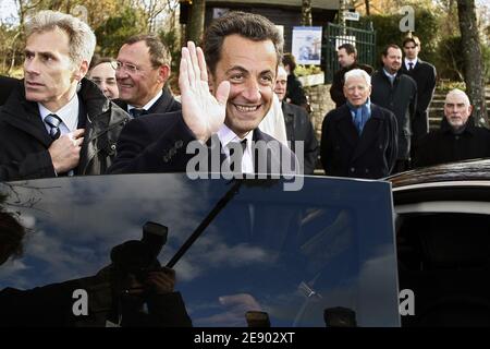Le président Nicolas Sarkozy quitte Colombey-les-deux-Églises (France) le 9 novembre 2007, après avoir pris la tête du mémorial du général Charles de Gaulle et avoir salué sa tombe le 37e anniversaire de sa mort. Photo de Thierry Orban/ABACAPRESS.COM Banque D'Images